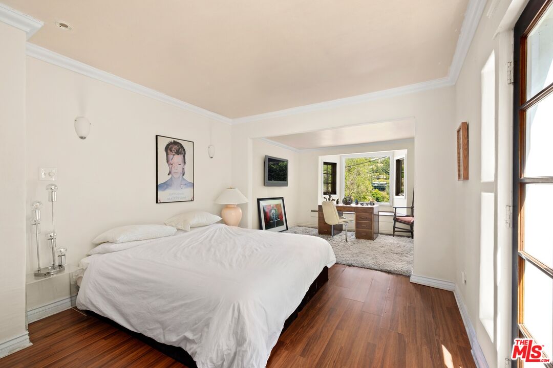 2464 Hollyridge Dr