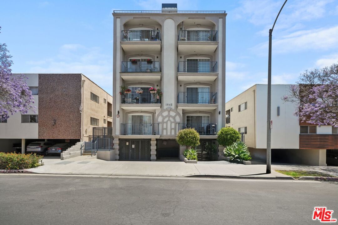 1842 Greenfield Ave Unit: 301