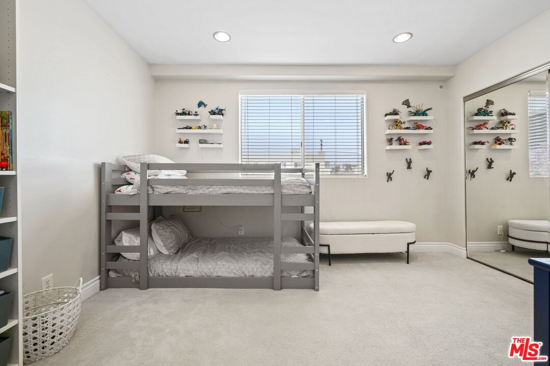 1842 Greenfield Ave Unit: 301