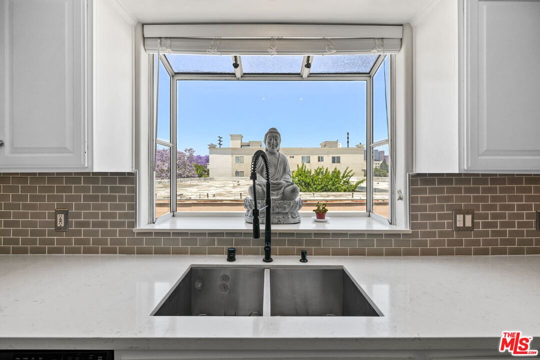 1842 Greenfield Ave Unit: 301