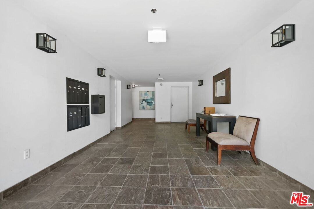 1842 Greenfield Ave Unit: 301