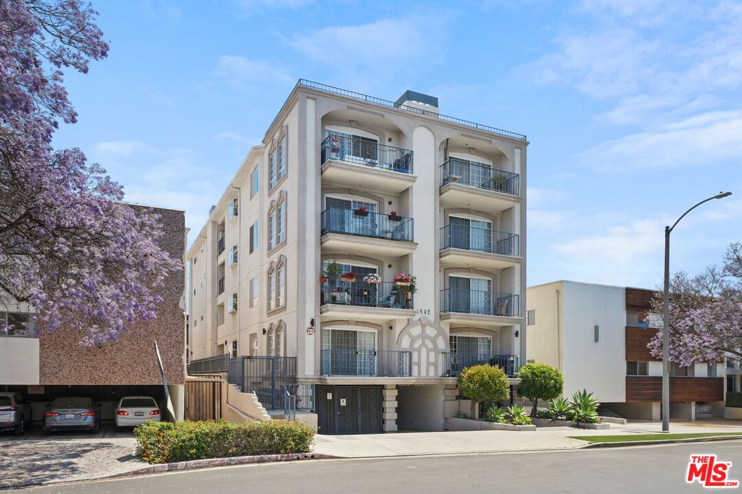 1842 Greenfield Ave Unit: 301