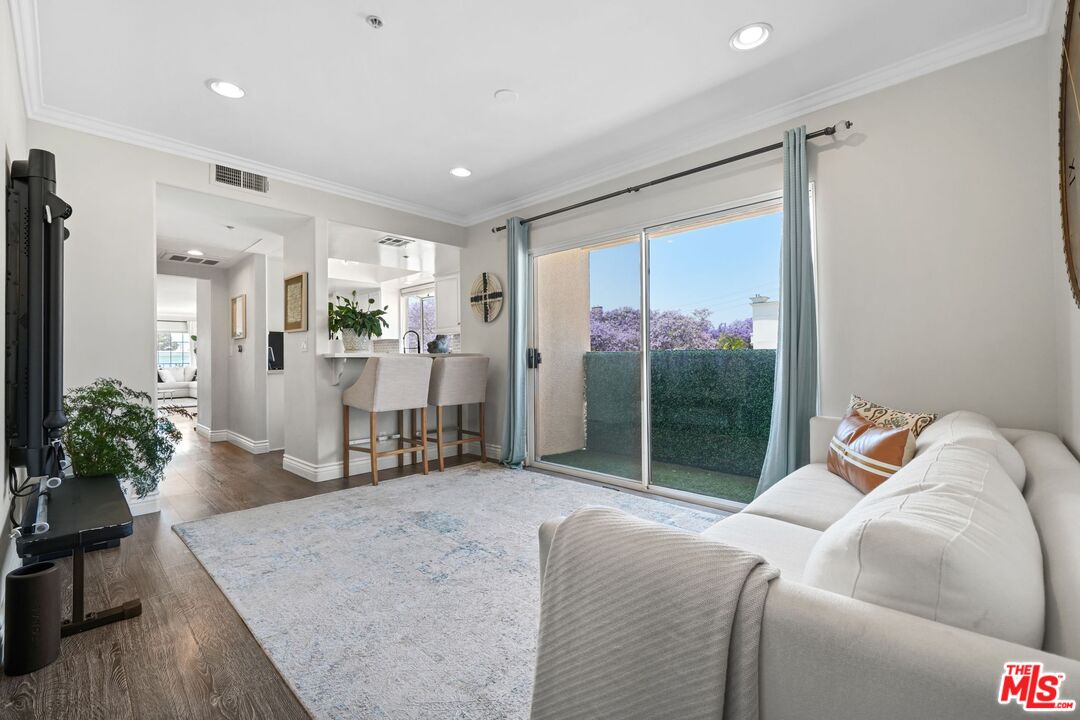 1842 Greenfield Ave Unit: 301