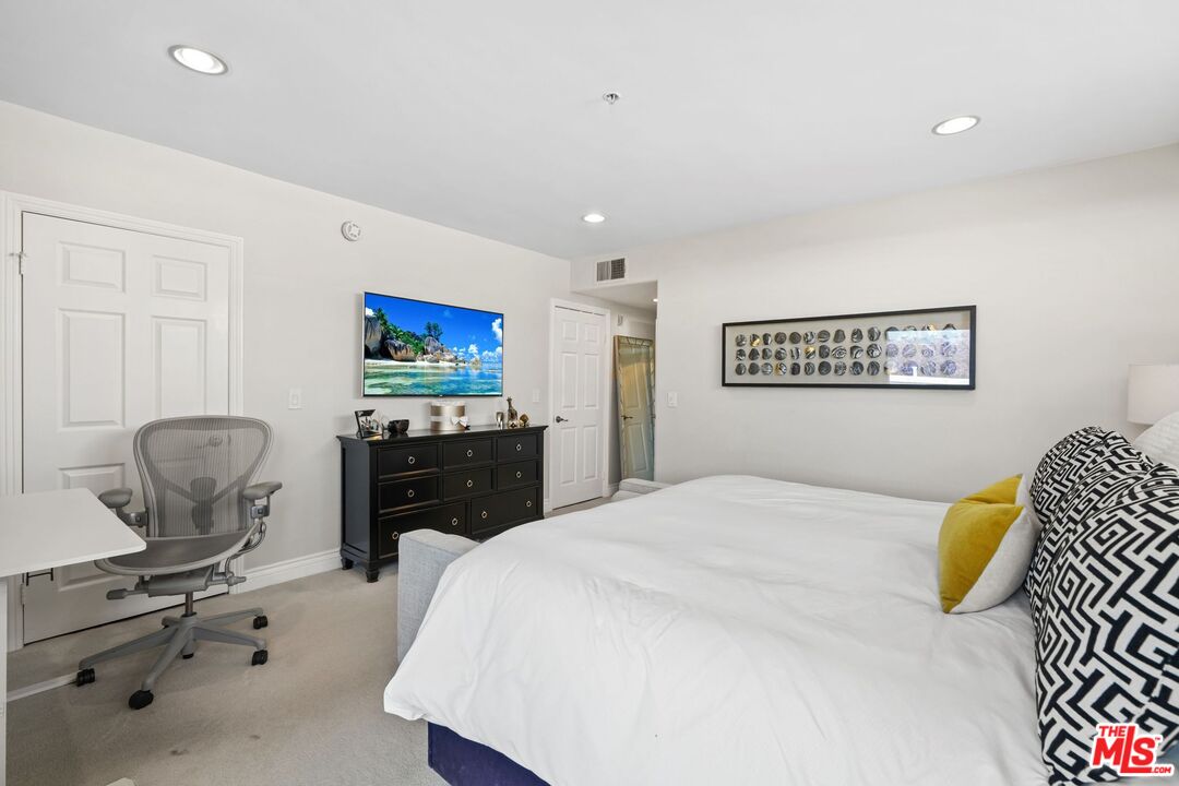 1842 Greenfield Ave Unit: 301