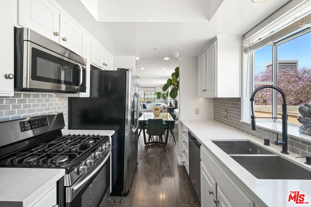 1842 Greenfield Ave Unit: 301