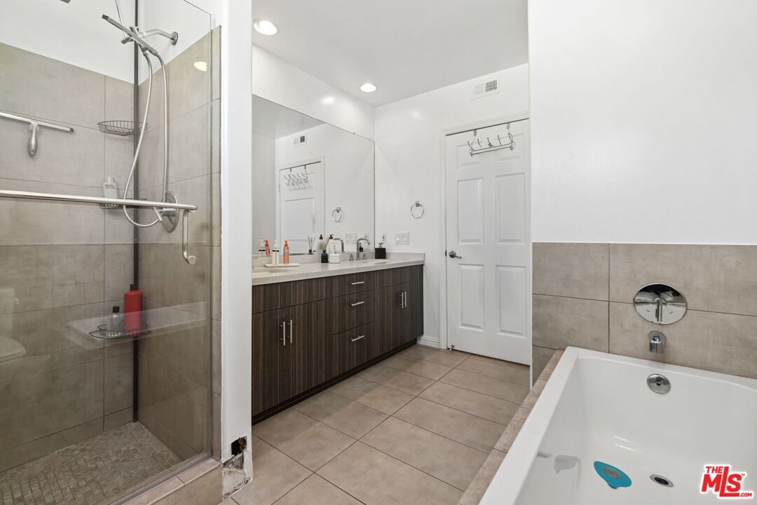 1842 Greenfield Ave Unit: 301