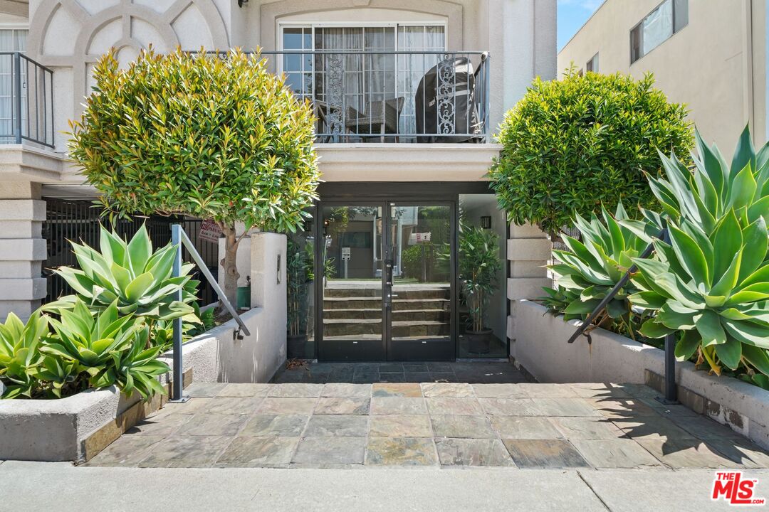 1842 Greenfield Ave Unit: 301