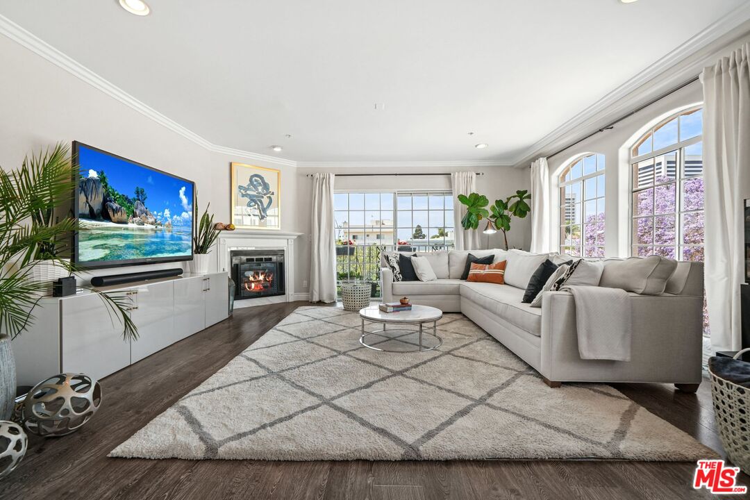 1842 Greenfield Ave Unit: 301