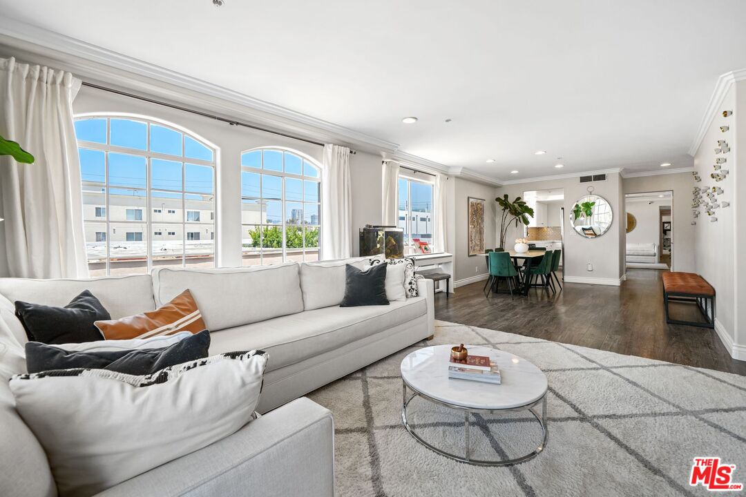 1842 Greenfield Ave Unit: 301
