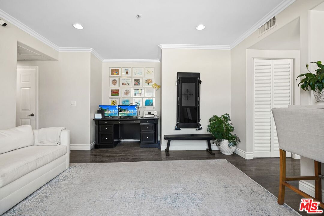 1842 Greenfield Ave Unit: 301