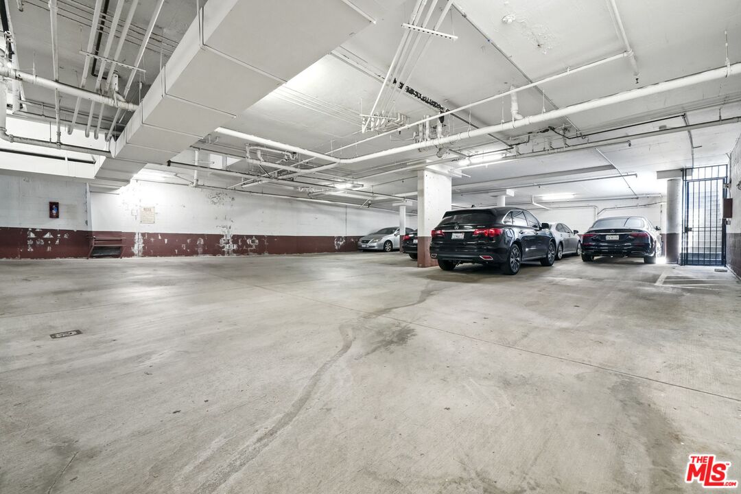 1842 Greenfield Ave Unit: 301