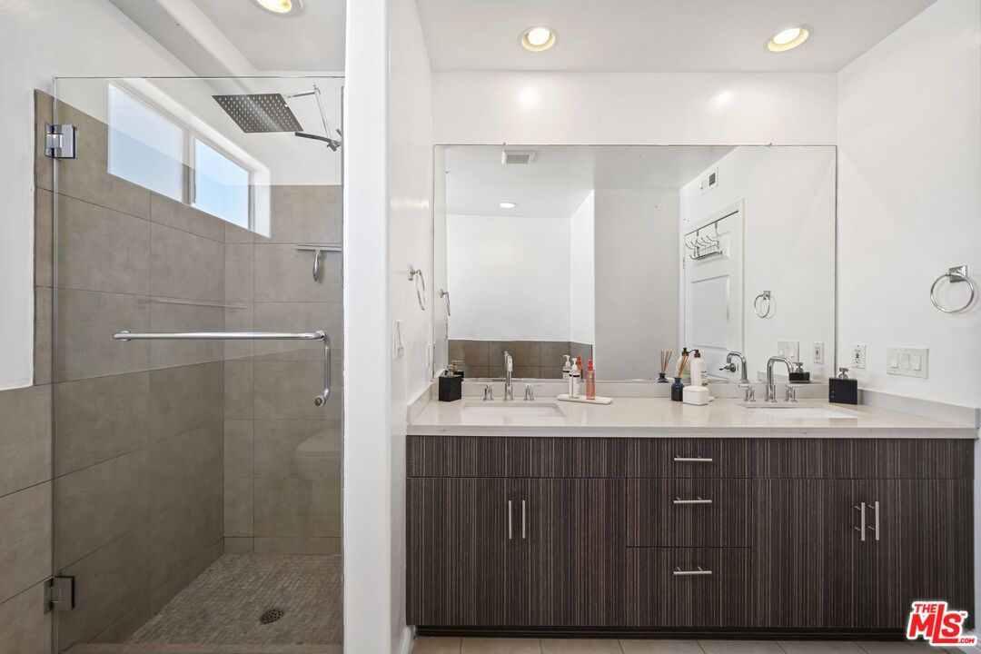 1842 Greenfield Ave Unit: 301