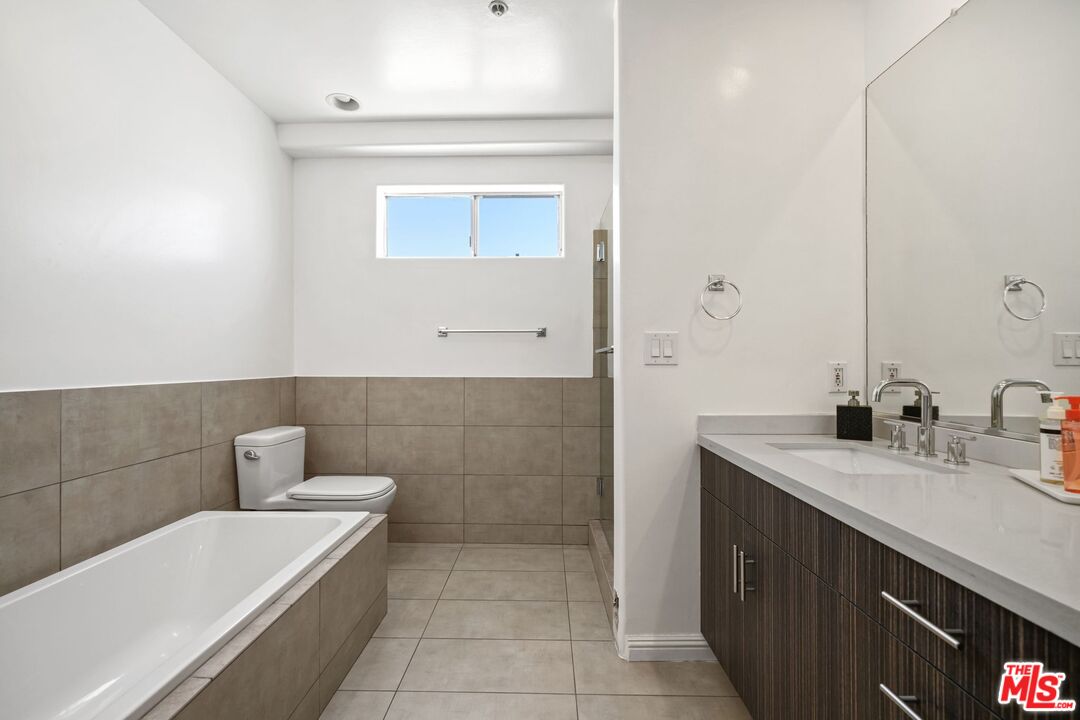 1842 Greenfield Ave Unit: 301