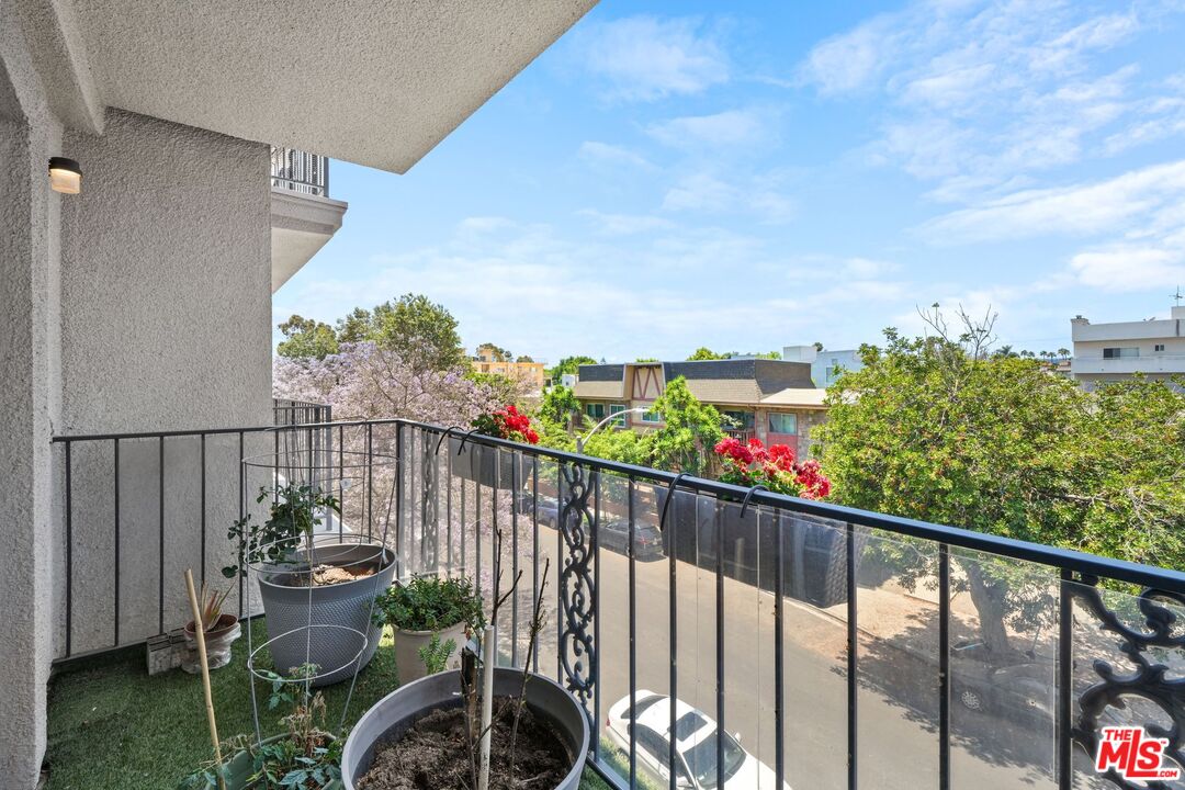 1842 Greenfield Ave Unit: 301