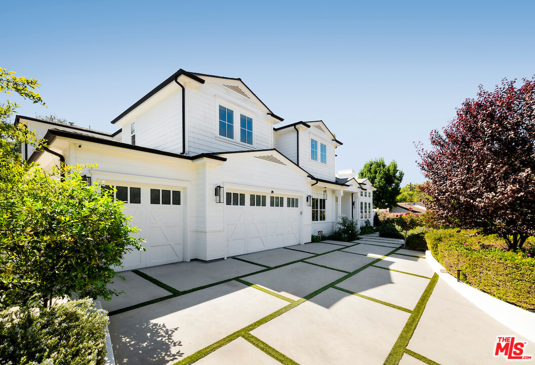 4197 Hayvenhurst Dr