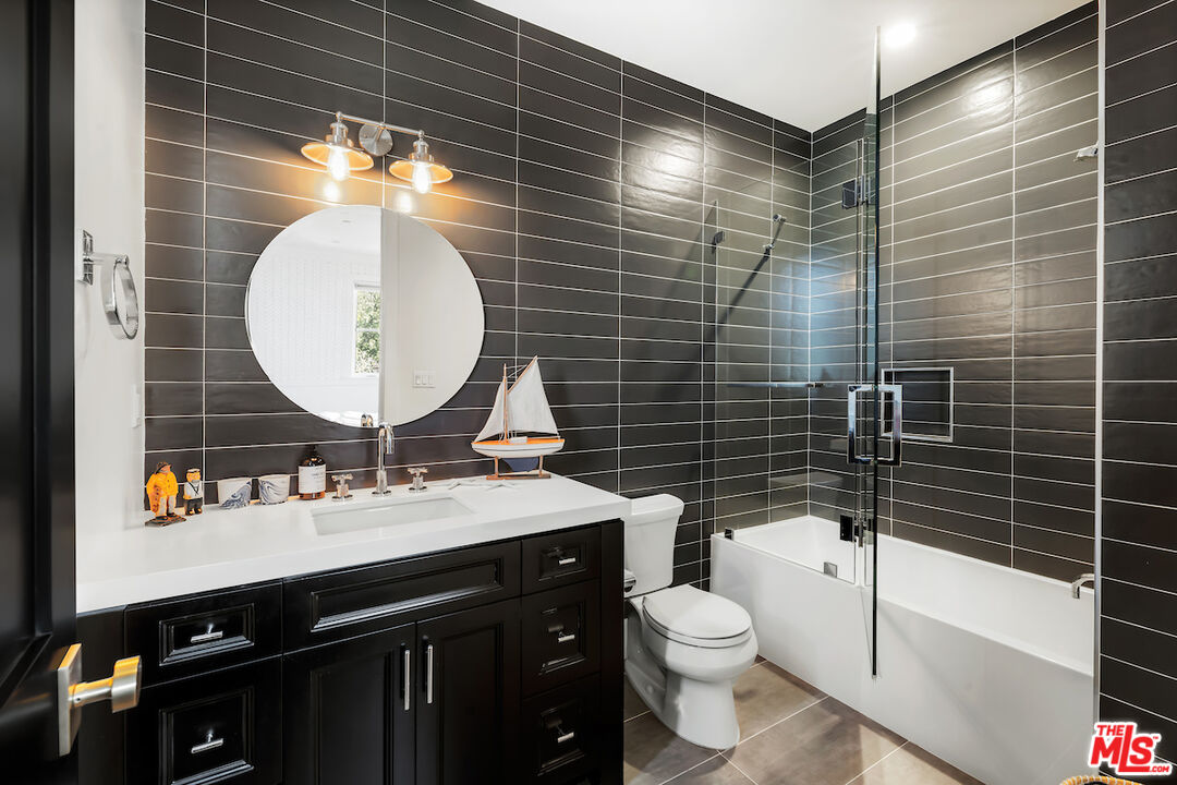 4197 Hayvenhurst Dr