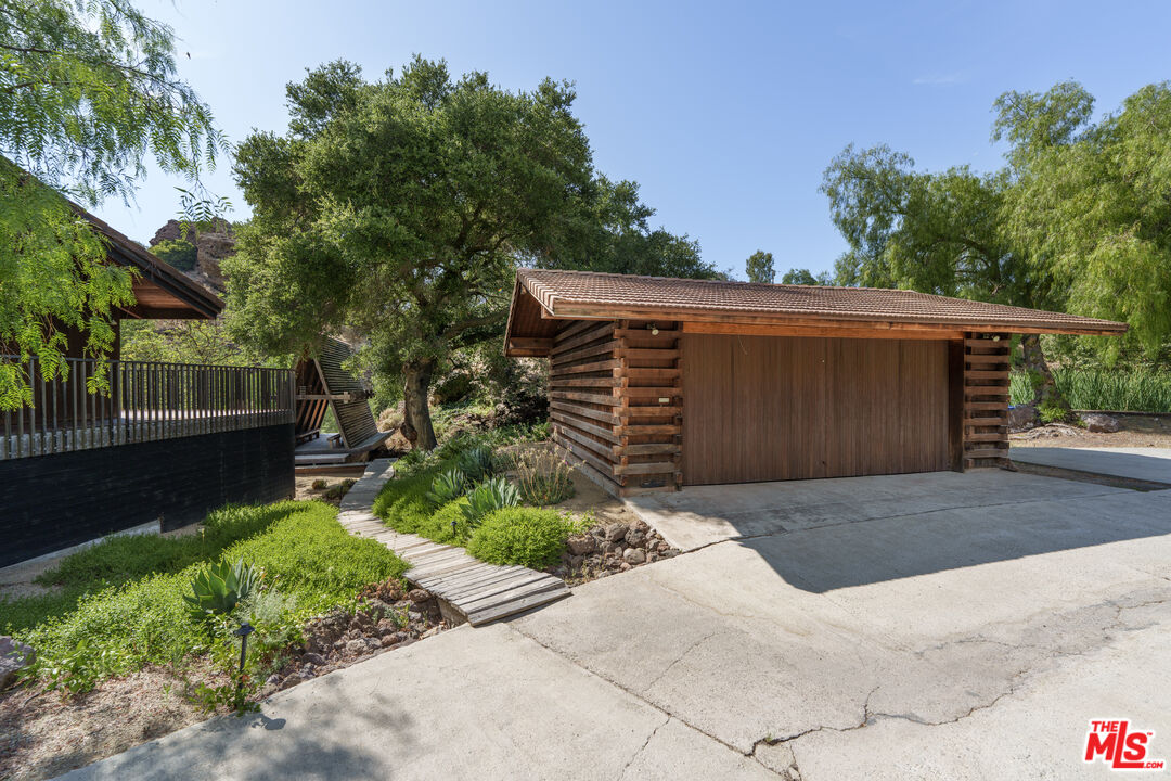 421 Westlake Blvd