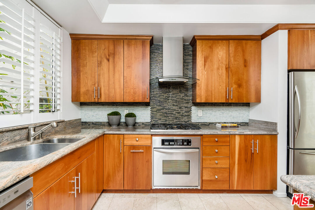 1830 Westholme Ave Unit: 204