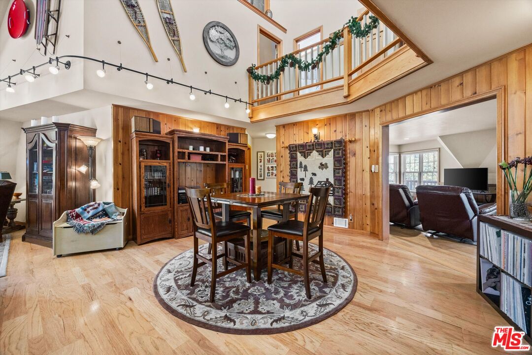 1551 Darling Ave