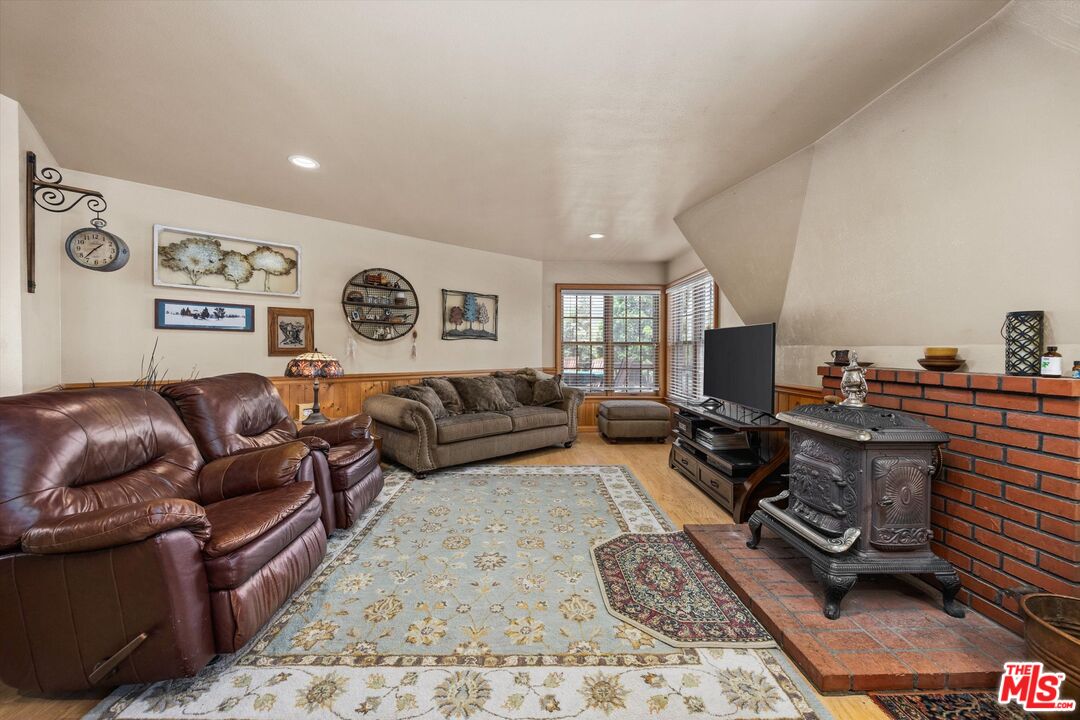 1551 Darling Ave