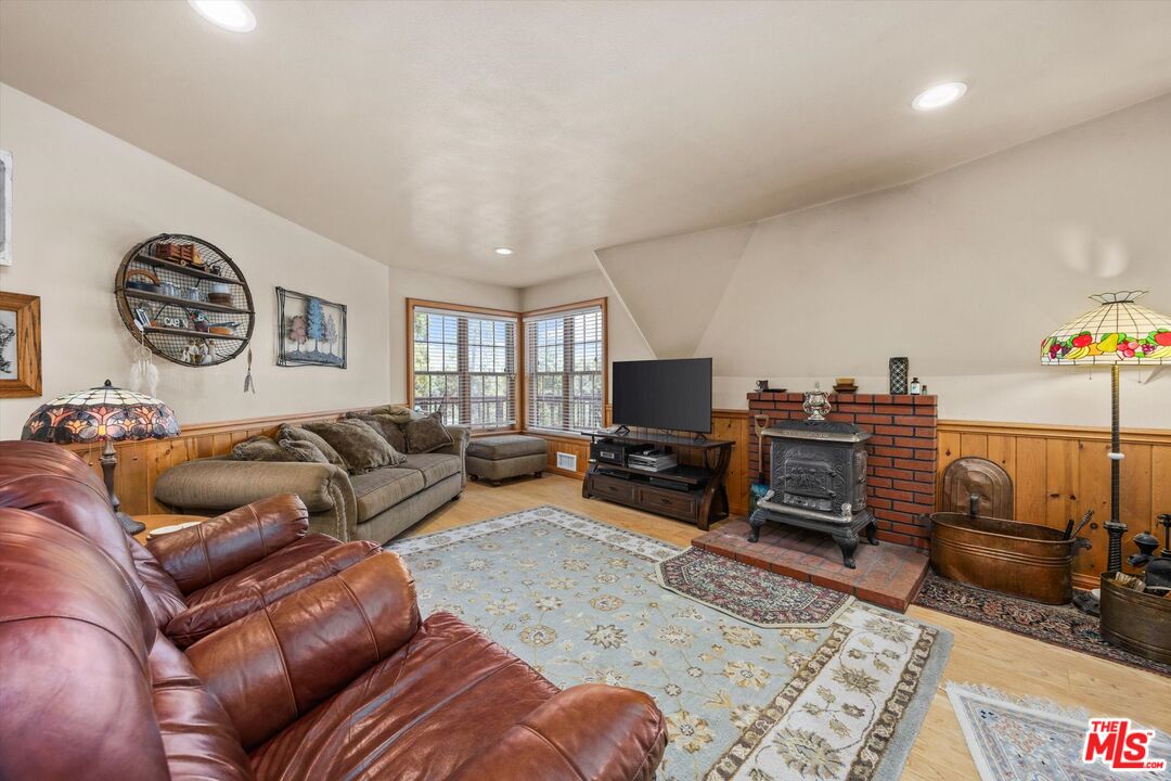 1551 Darling Ave
