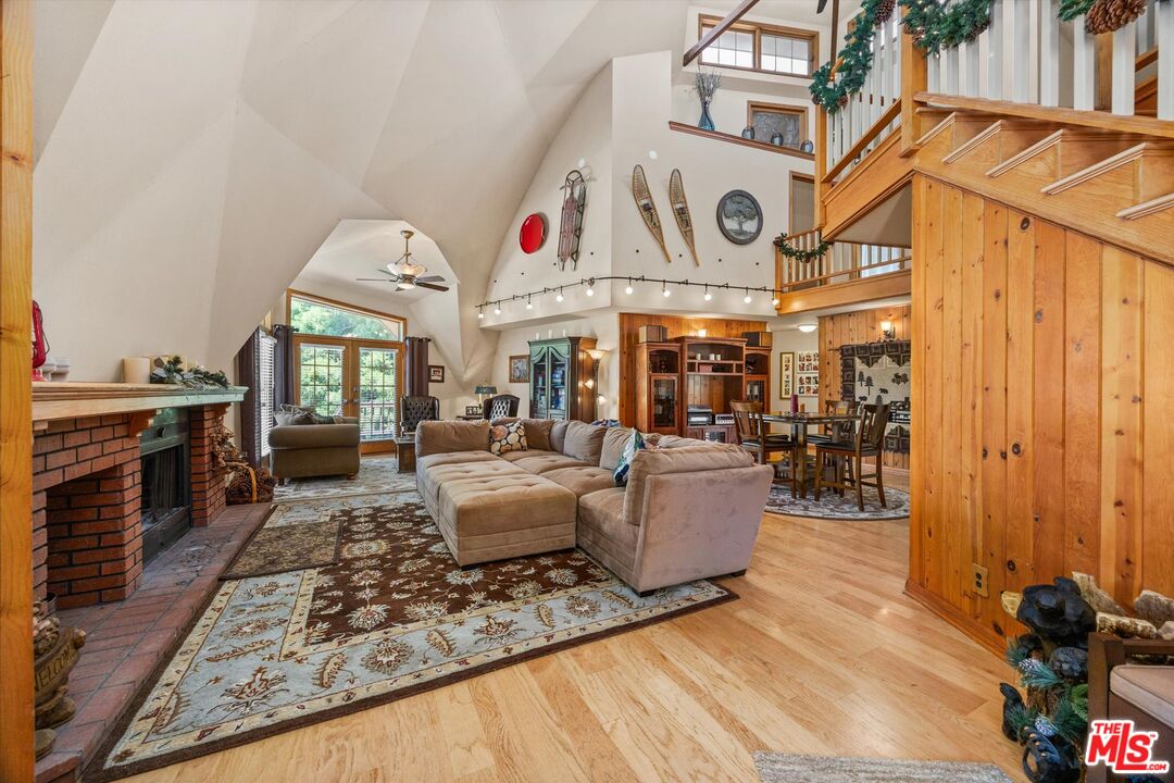 1551 Darling Ave