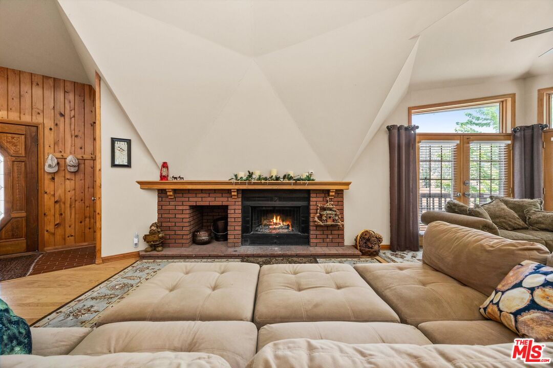 1551 Darling Ave