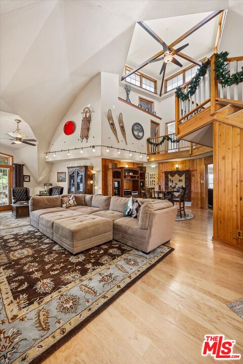 1551 Darling Ave