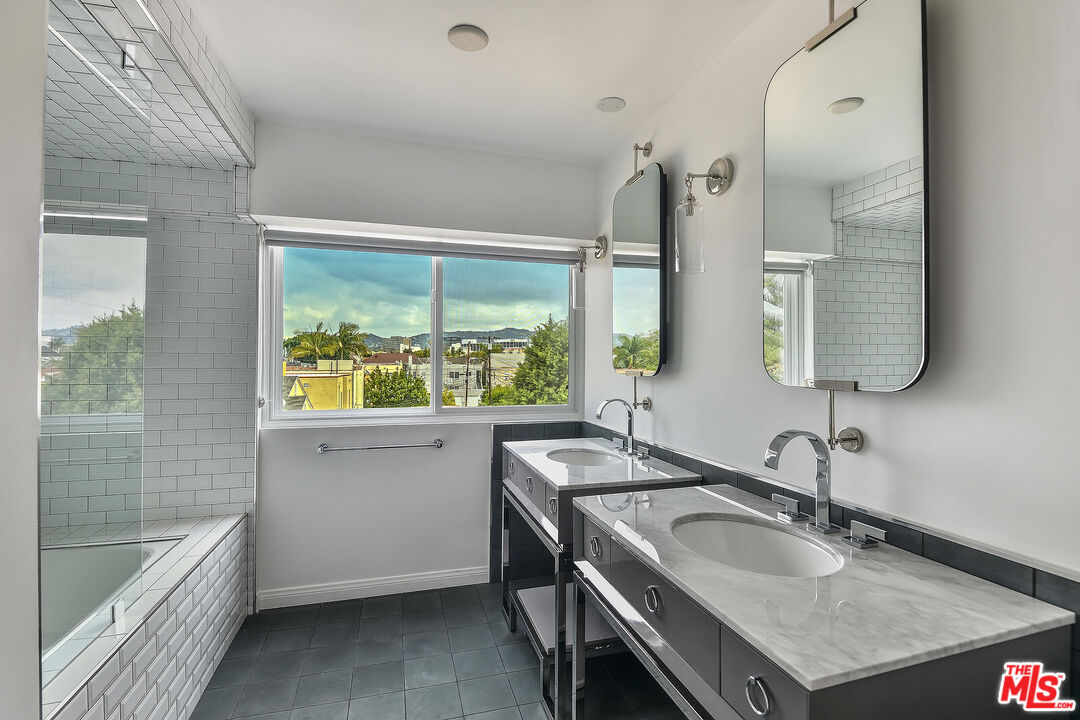 440 S Roxbury Dr Unit: 302