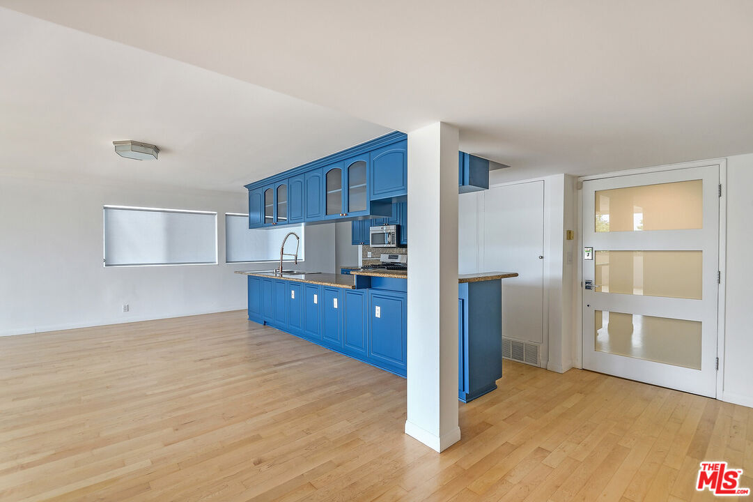 440 S Roxbury Dr Unit: 302