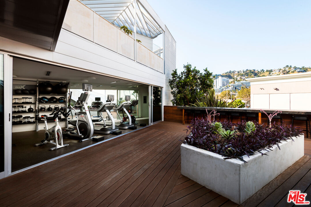 1030 N Kings Rd Unit: 407