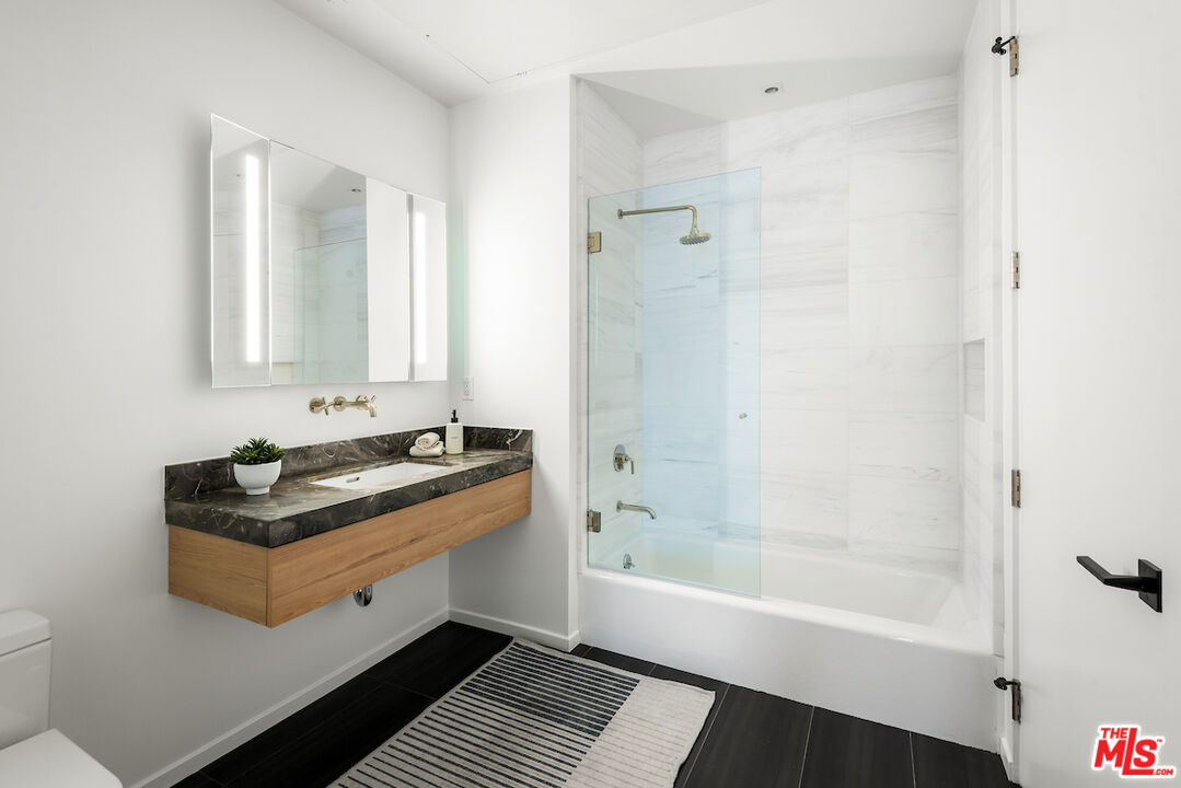 1030 N Kings Rd Unit: 407