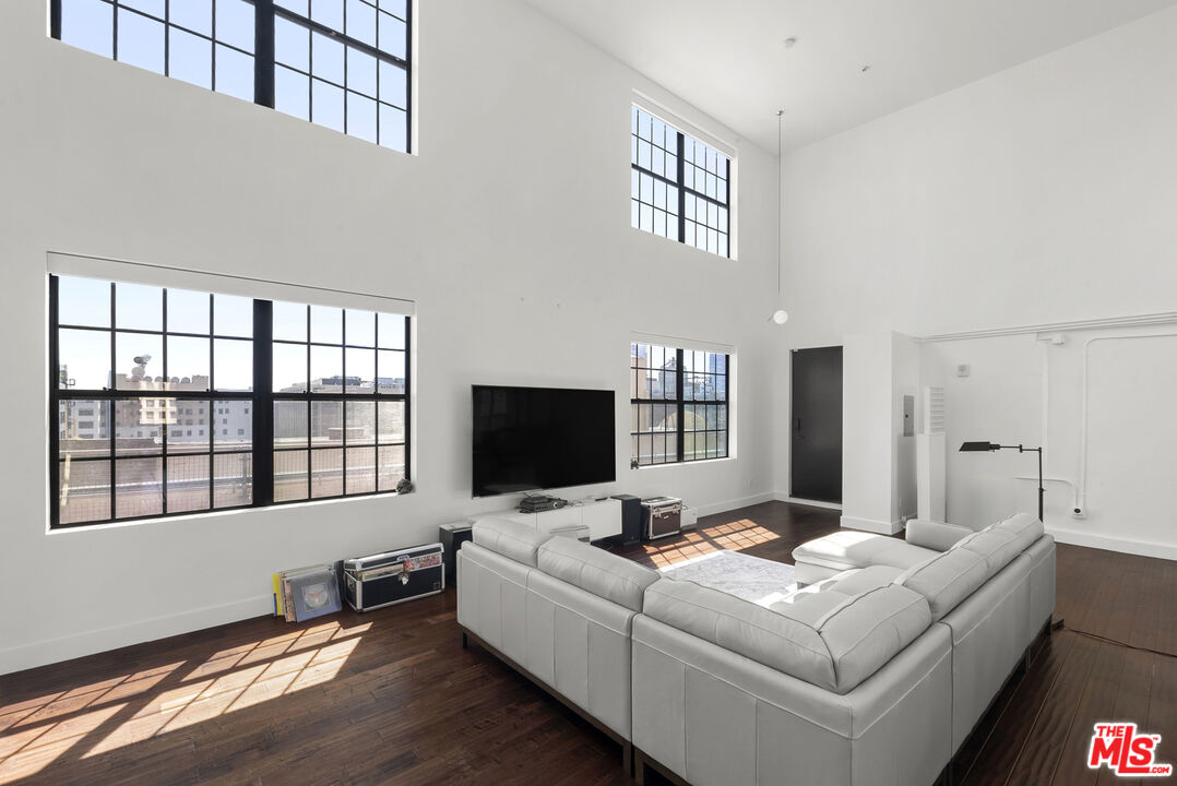 746 S Los Angeles St Unit: 1201