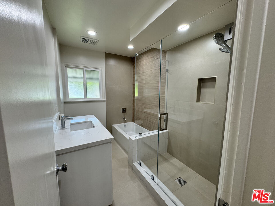 300 S Doheny Dr