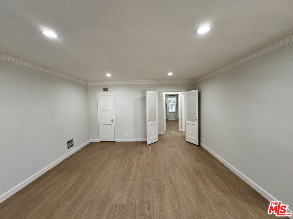 300 S Doheny Dr