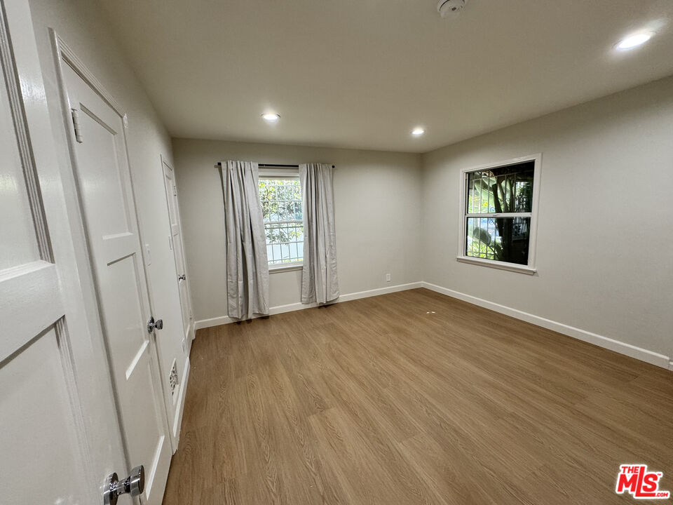 300 S Doheny Dr