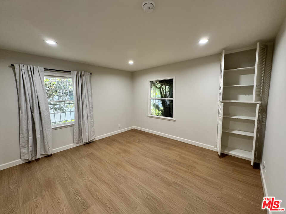 300 S Doheny Dr