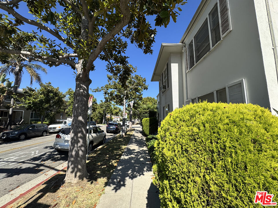 300 S Doheny Dr