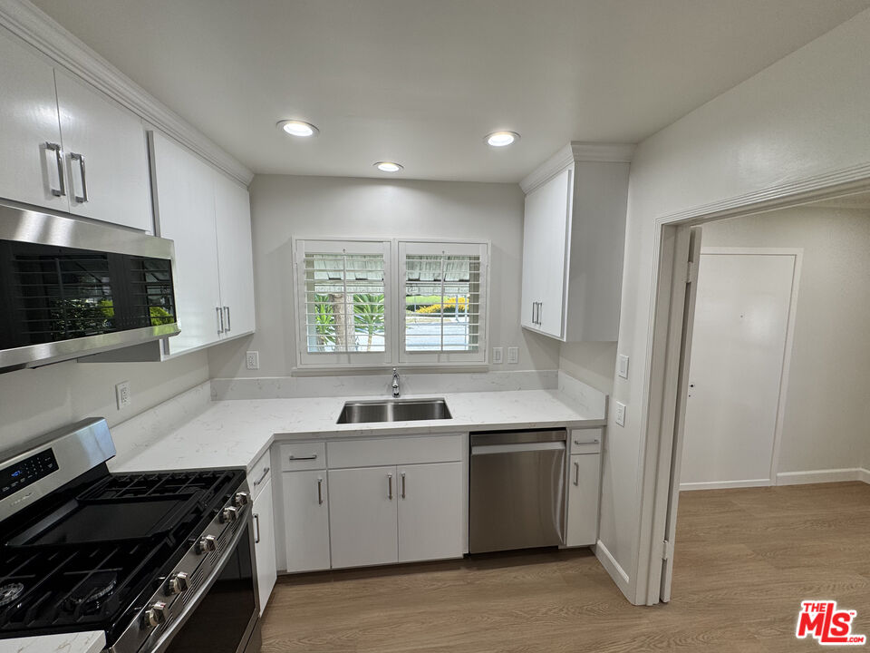 300 S Doheny Dr