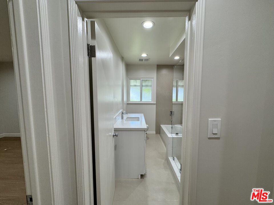 300 S Doheny Dr