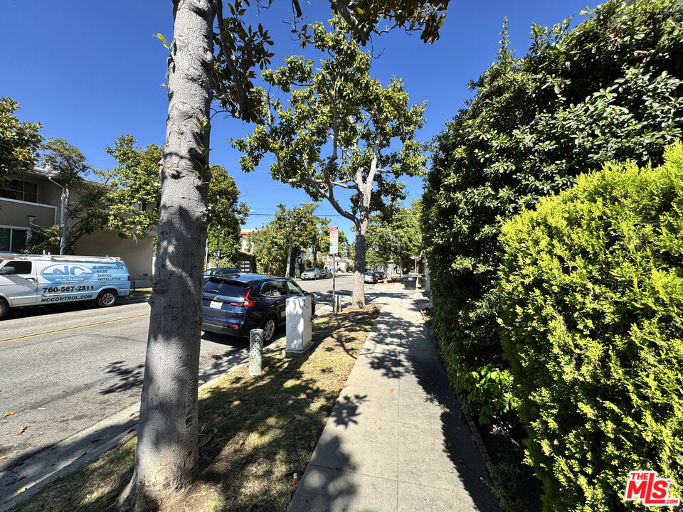 300 S Doheny Dr