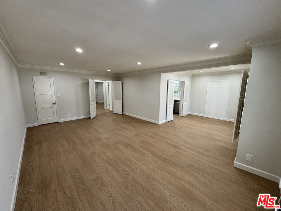 300 S Doheny Dr