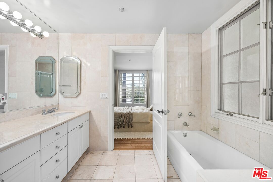 433 N Doheny Dr Unit: 106