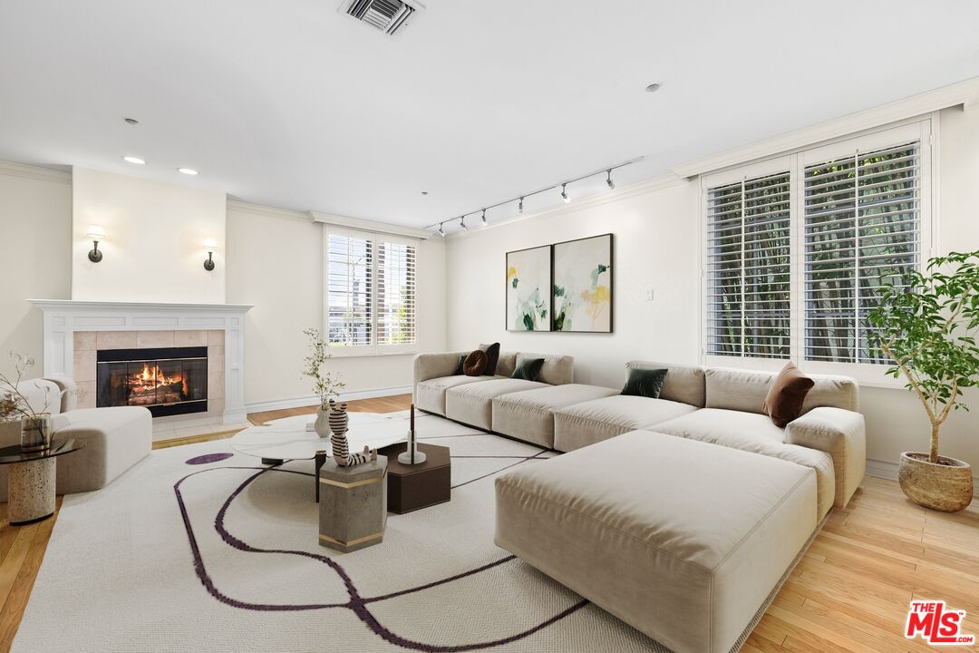 433 N Doheny Dr Unit: 106