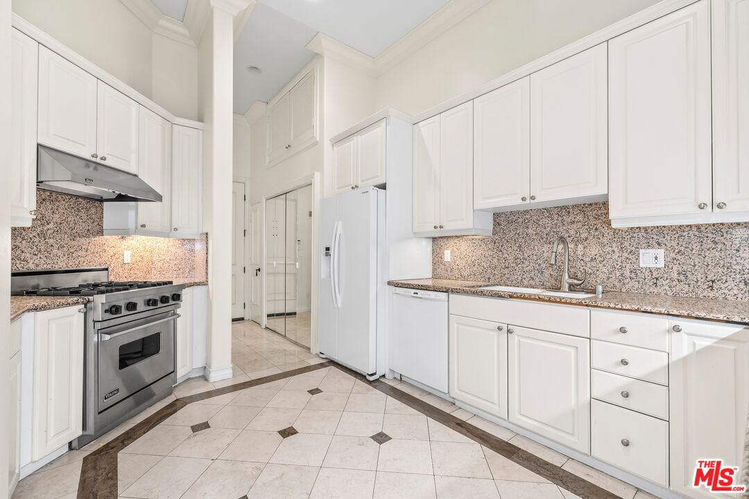 433 N Doheny Dr Unit: 106