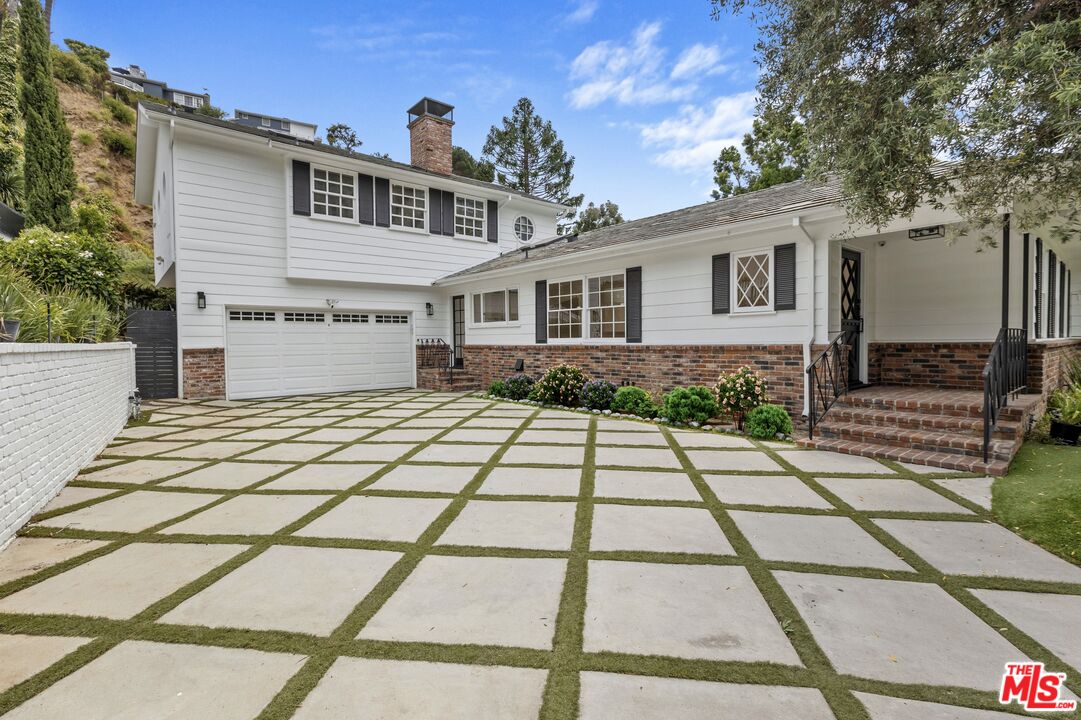1462 Rising Glen Rd