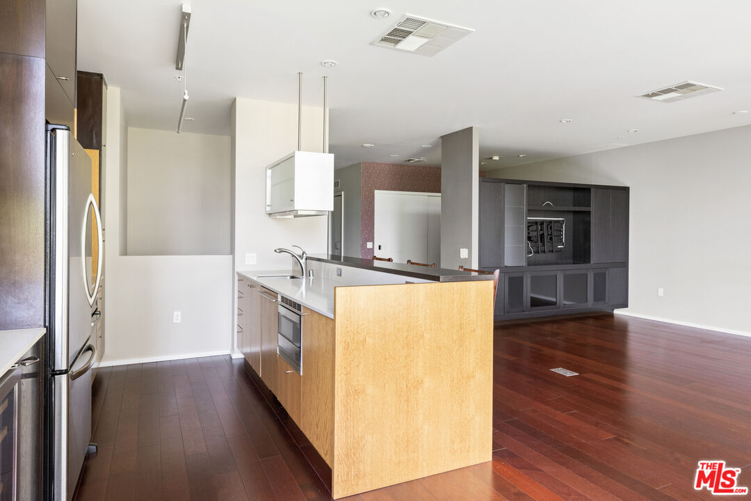 1155 S Grand Ave Unit: 525