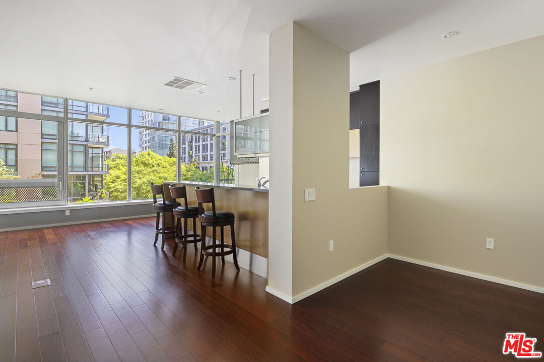 1155 S Grand Ave Unit: 525