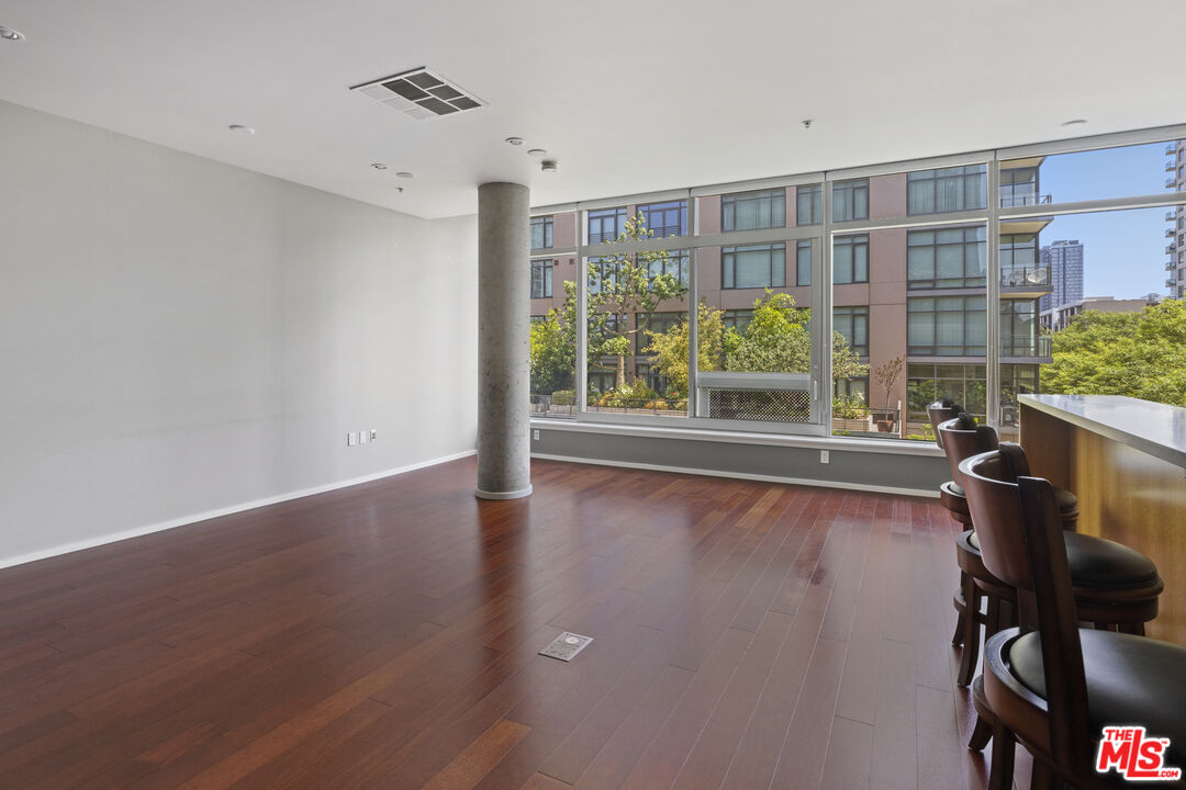 1155 S Grand Ave Unit: 525