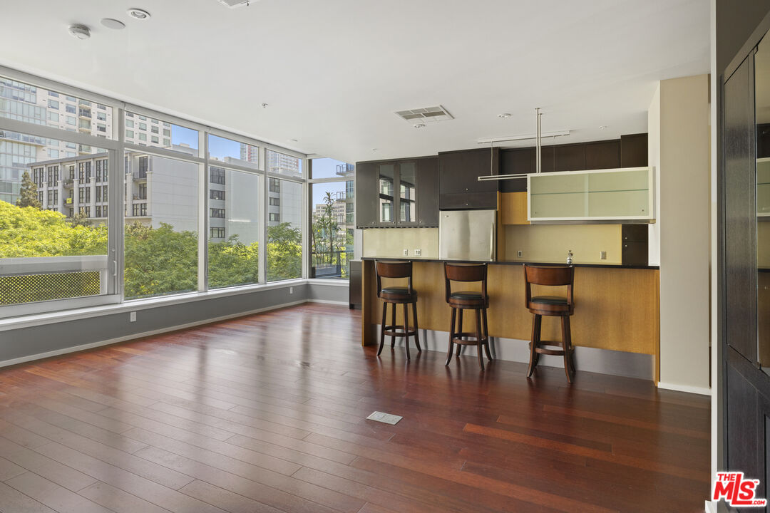 1155 S Grand Ave Unit: 525